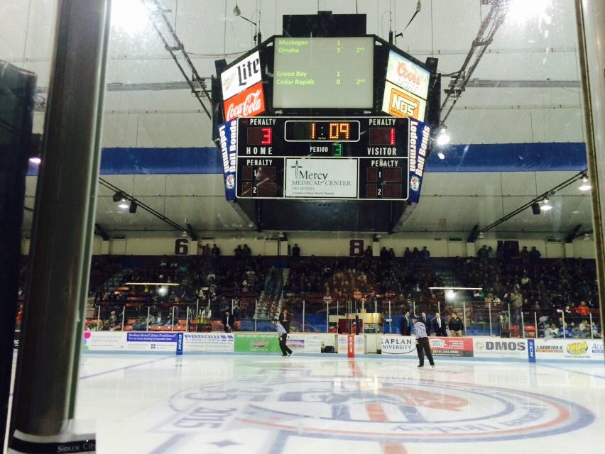 AndyHallRadio's tweet image. About to drop the puck for Period 3 at the #MadhouseOnHickman - @bucshockey still lead @Musketeerhockey #VoxInTheBox