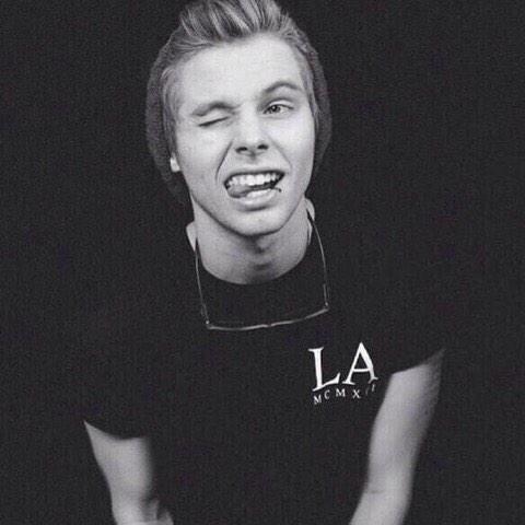 hi i'm luke. i like rough sex and alcohol. rt?