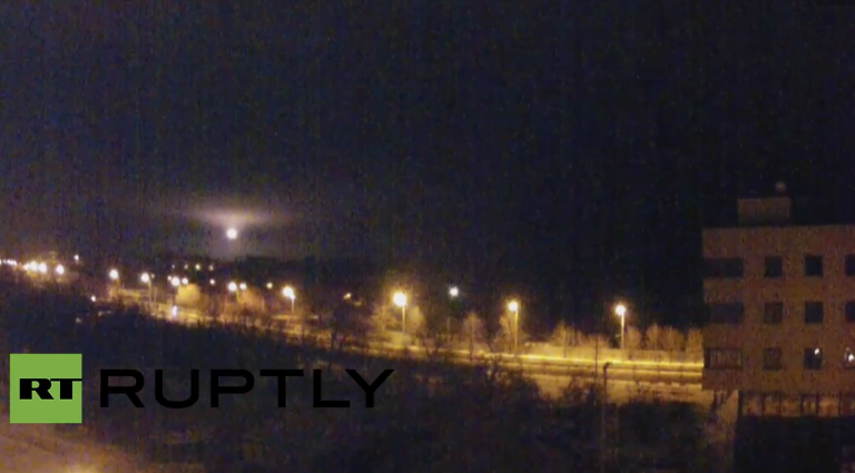 JulianRoepcke's tweet photo. Crazy stuff
Russian artillery firing as soon as Ukrainian flare lights up #Donetsk #airport #Terminal_1. http://t.co/drYb70TU3t