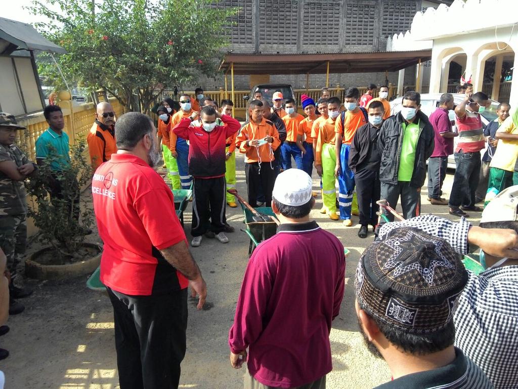 ERCBentong's tweet photo. #pascabanjir #opscuci @jpamwp bersama agensi&amp;penduduk kerjasama mncuci di Masjid Kg Temangan @Zahid_Hamidi @kpjpam http://t.co/alW5R6y3Xx