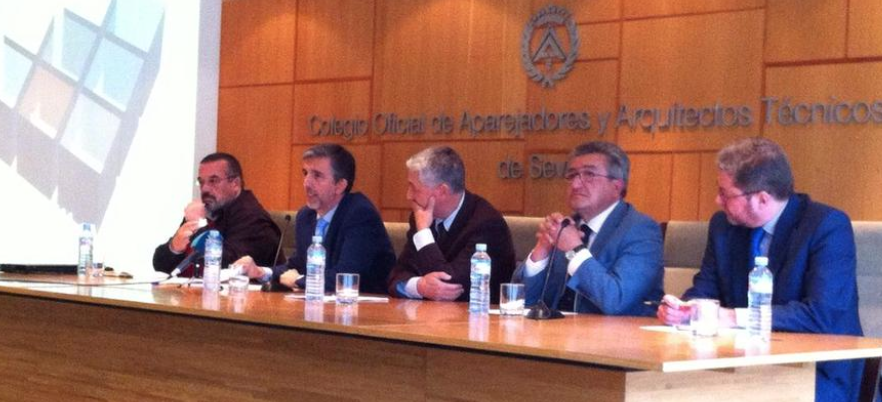davidmarinAT's tweet photo. Inauguración de Rehabilitaverde @rehabilitaverde en el COAAT de Sevilla @aatiedificacion http://t.co/H6ajLjKa0i