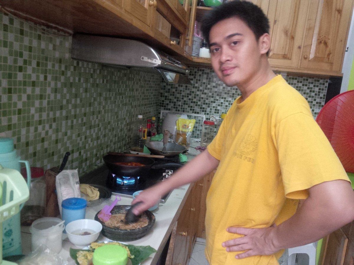 wawah_efrina's tweet image. Suami yang ikut bantuin ngeracik bumbu gado2 #MakanEnakWalauProgram #ProgramSehat