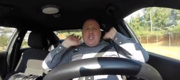 Il video del poliziotto che canta e balla “Shake It Off” ilpost.it/2015/01/18/pol…
