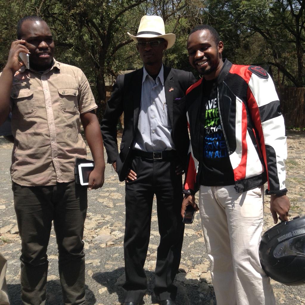 SokoAnalyst's tweet photo. The man @itsmutai is free finally thanks to @Olez @kachwanya @uqweli @bonifacemwangi et al #FreeMutai #iFreeKE http://t.co/8KzDLNYD88