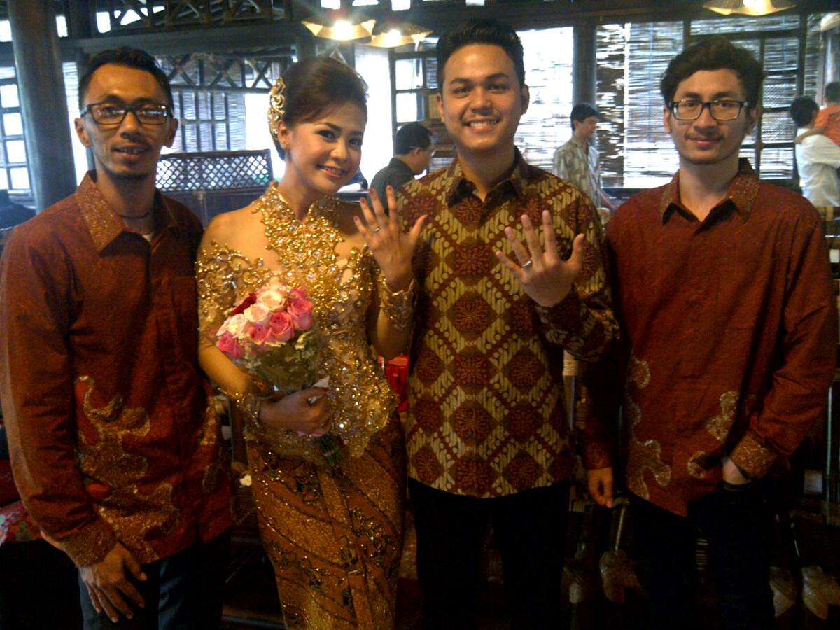 TheYufar's tweet photo. Congratz sist &amp; bro, I love u both... Cc: @fardhian @yulanndaa @Akbarrrrr #EngagementDay #SariSunda #Bandung http://t.co/3KDRADwUPI