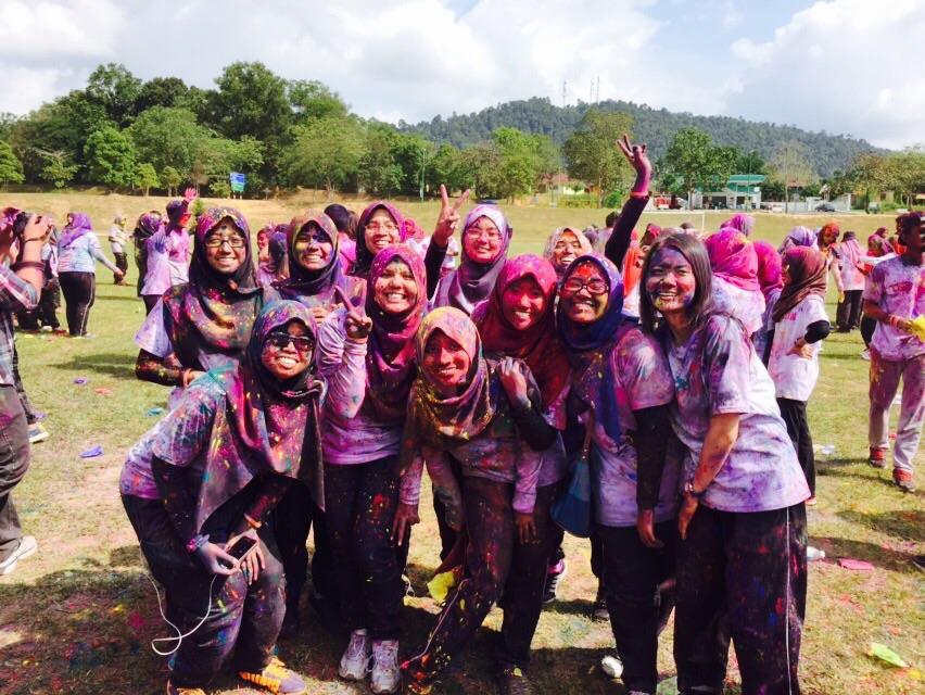 syaffeiqha's tweet photo. Seriously memang fun gila. Well, at least dapat rasa fun run camni sebelum keluar uniten. #fituniten #UnitenColorRun http://t.co/d5NtZqbjPa