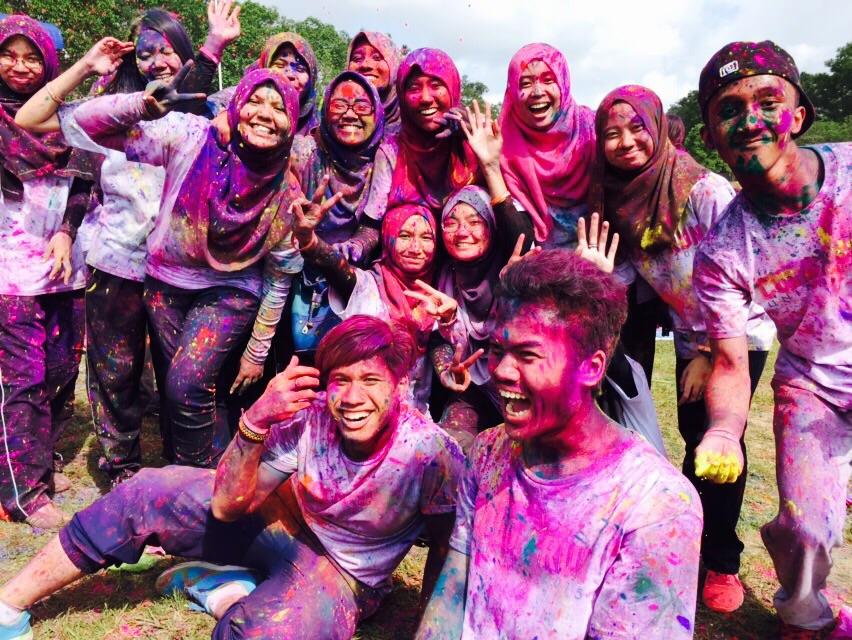 syaffeiqha's tweet photo. Seriously memang fun gila. Well, at least dapat rasa fun run camni sebelum keluar uniten. #fituniten #UnitenColorRun http://t.co/d5NtZqbjPa
