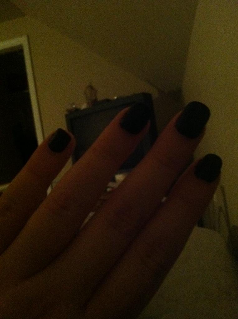 Jelsashipper's tweet photo. I don't know why but black always looks good on my nails... #nailsonpoint #nailsdid #nails http://t.co/RZoF7IIyOn