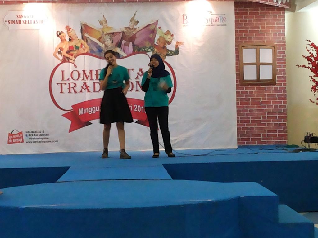 dinafahada's tweet photo. Mengisi liburan coba coba jadi mc http://t.co/f7wQUUfaUq