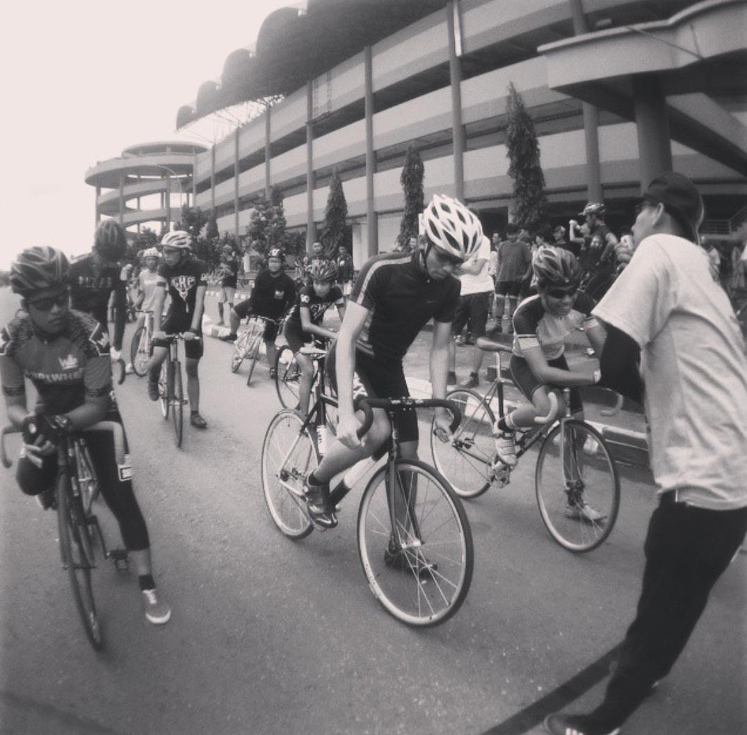 BirdFixedGear's tweet photo. Ini dia rider kita @chasterfixie yg berhasil merebut juara 1 @FixedKaskusYK #fixedcompetition2015 congrats bro :D http://t.co/wUMew1Uc5s