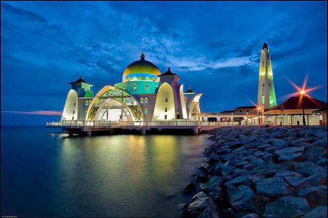 Islamic_world's tweet photo. The Straits of Malacca Mosque (Masjid Selat Melaka) - Melaka, MALAYSIA. Located by world's longest &amp; busiest straits. http://t.co/35V8NOv0FU