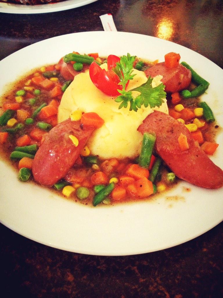 tripkuliner's tweet photo. Mencoba kuliner ala belanda "stamppot met worst" di Hema.. http://t.co/aploH69zeU