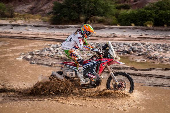 WangConnection's tweet photo. Laia Sanz, heroína española en la historia del Dakar -> http://t.co/vRxhLyWDih por @Silviambg http://t.co/s0kX0syy9n