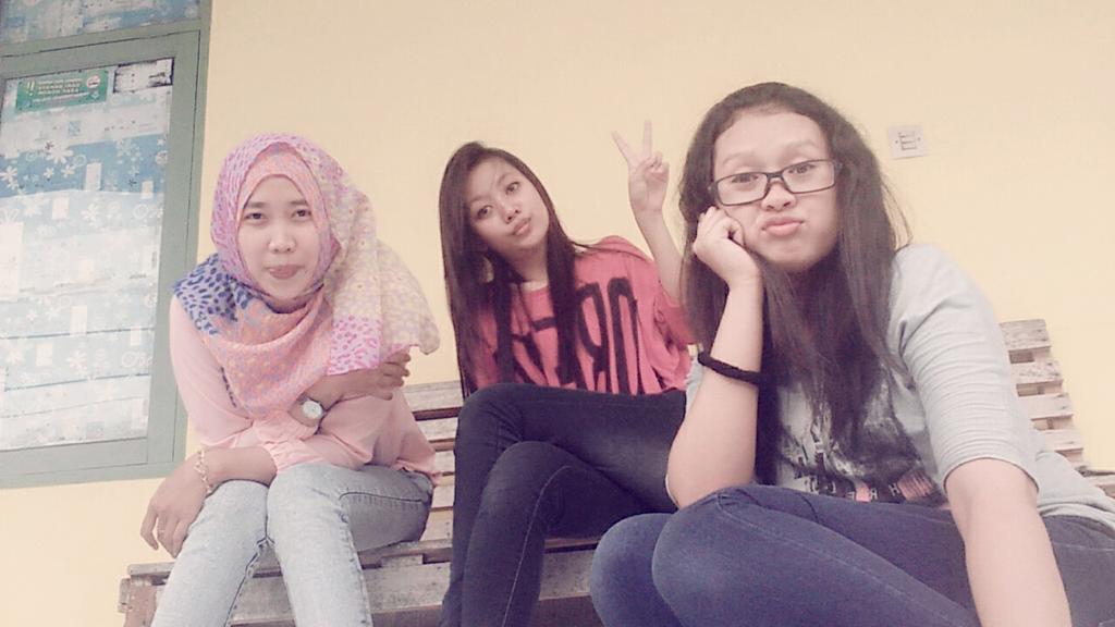 dinna_pitasari's tweet photo. Quality time @iiyuunk @vinafauziah2 http://t.co/4A5rJWvHYx