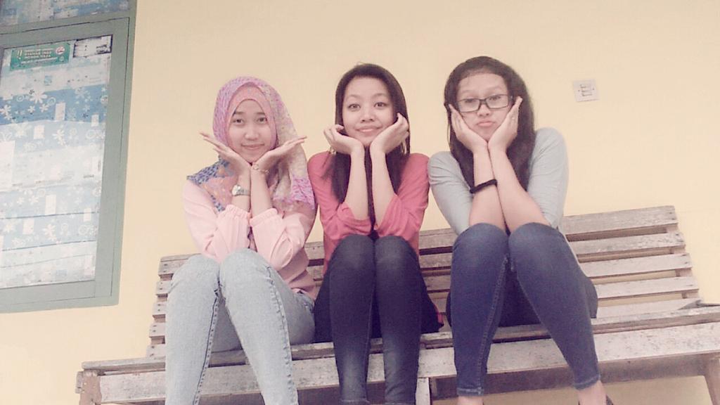 dinna_pitasari's tweet photo. Quality time @iiyuunk @vinafauziah2 http://t.co/4A5rJWvHYx