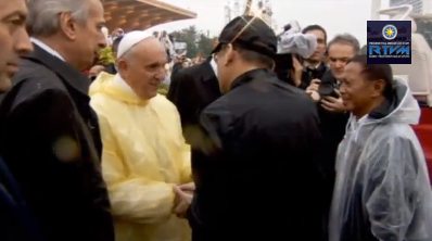 IALdeLara's tweet photo. Pres. Aquino and VP Binay greet @Pontifex after the mass. #PoliticsInPH este #PopeInPH http://t.co/bWvFFxXimN