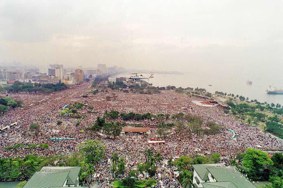 DeparisJulien's tweet photo. #Pape François aux #Philippines: image hallucinante de la foule rassemblée à #Manille sous la pluie #PopeFrancisPH http://t.co/xFVjXuLB18