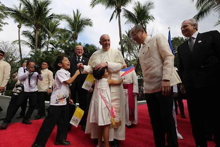 DeparisJulien's tweet photo. #Pape François aux #Philippines: image hallucinante de la foule rassemblée à #Manille sous la pluie #PopeFrancisPH http://t.co/xFVjXuLB18