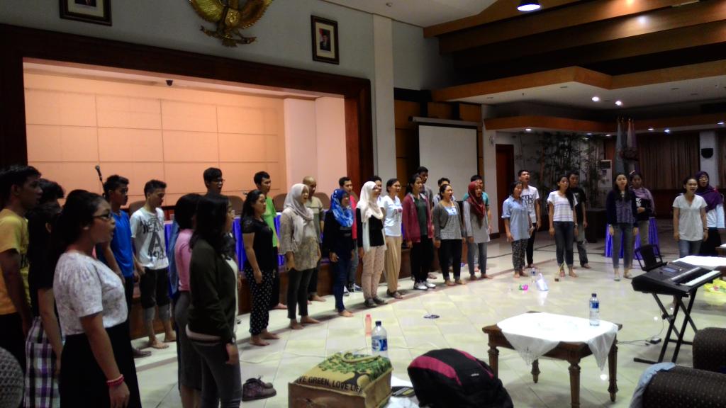 sdgchoir's tweet photo. Semoga kami dapat menampilkan yg terbaik di lomba FPS ITB &amp; ITB International Choir Competition @KomunitasUG http://t.co/bROamkaeKa