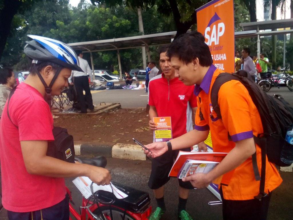 SAP_Express's tweet photo. Tim SAP membagikan brosur kepada pengunjung "Car Freeday" hari ini.. http://t.co/kHgiZ7NfhD