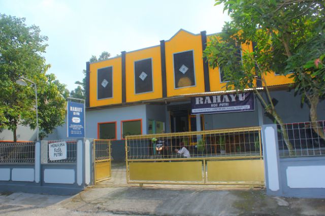 Homestay_kost's tweet photo. RAHAYU kost putri.kmr mandi dlm,dapur,kulkas,ruang TV,garage luas,halaman parkir tamu luas.jl,kaliurang KM14.5 UII http://t.co/RxHGb8jbsC