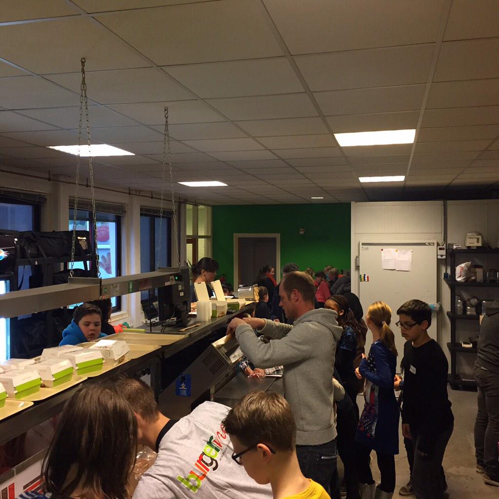 sparerib055's tweet photo. Vandaag kids college #apeldoorn op bezoek gehad bij #spareribexpress en #burgerme http://t.co/Hn9FDZjNg9