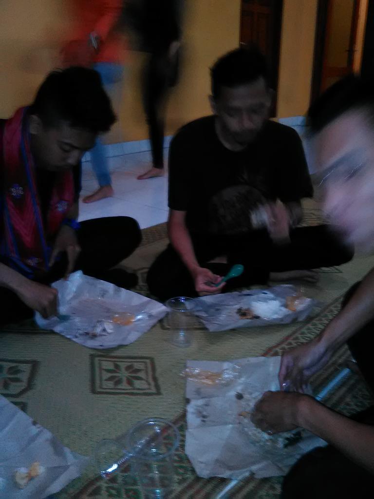 STORYFORFUTURE1's tweet photo. Ini gaes waktu makan malam #SFF2015 http://t.co/Gc4FXd9WLC