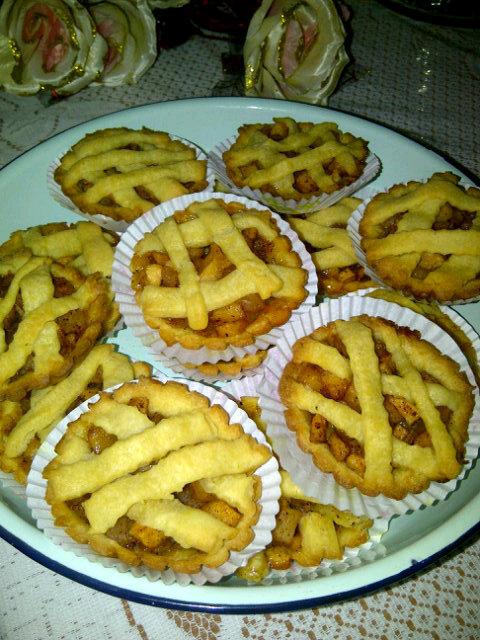 LeidyAngelia's tweet photo. Apple Pie in the rainy evening..made by mom n me ๑ˆ⌣ˆ๑ http://t.co/nBKwz8qwWg