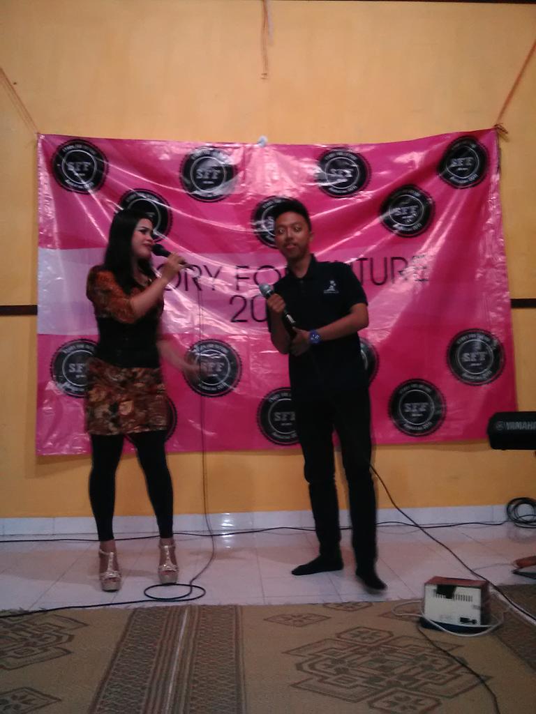 STORYFORFUTURE1's tweet photo. Ini pada karokean sama joget2, aaaakkkk seru banget :D #SFF2015 http://t.co/63LQiAUrfz