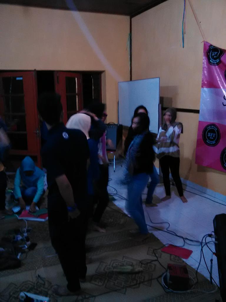 STORYFORFUTURE1's tweet photo. Ini pada karokean sama joget2, aaaakkkk seru banget :D #SFF2015 http://t.co/63LQiAUrfz