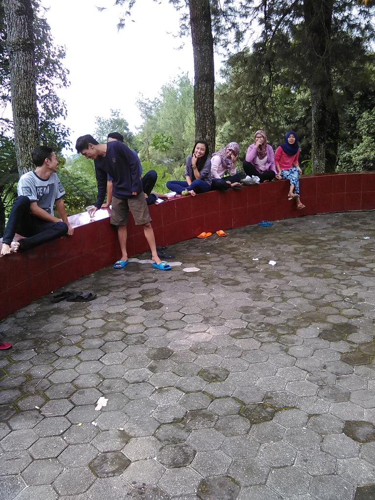 STORYFORFUTURE1's tweet photo. Ini td pada jalan2 pagi, trus nongkrong2 depan wisma #SFF2015 http://t.co/n9dgBL2SqJ