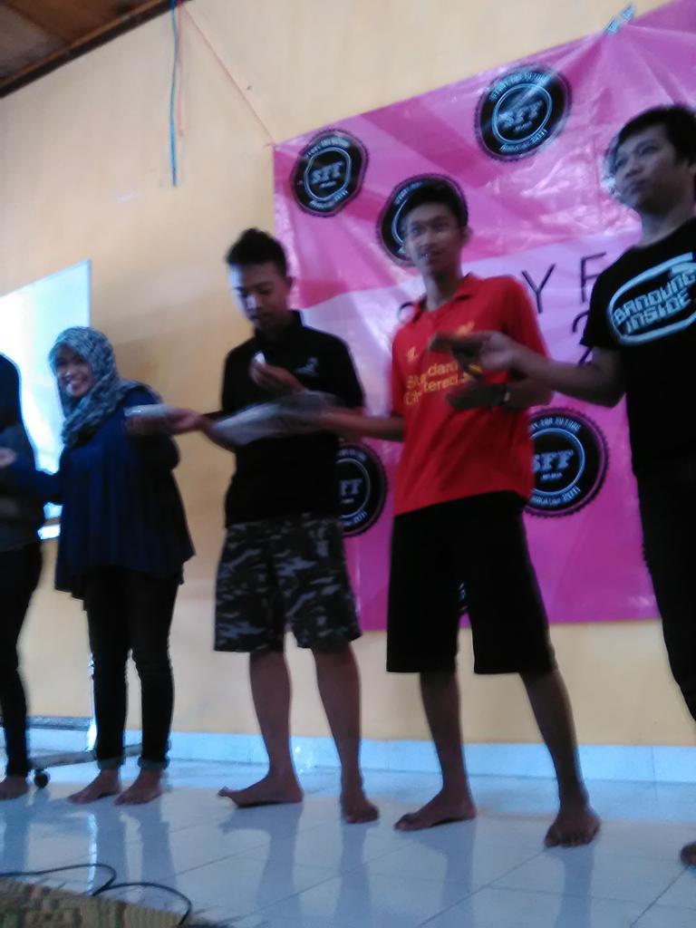 STORYFORFUTURE1's tweet photo. Ini tadi tukar kado silang, ada yg dapet kado silang spesial wkwkwk #SFF2015 http://t.co/18ZC7bl82d