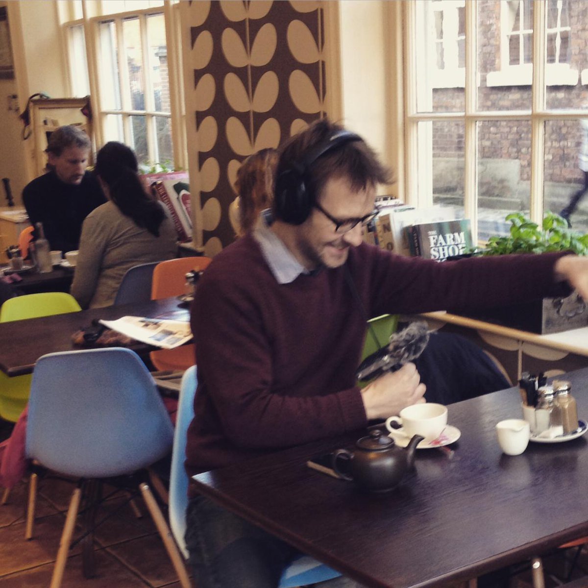 'Guy in today, called himself Arthur Bird interviewed a man who darted out the back door'. Very odd. #thelostcarnival