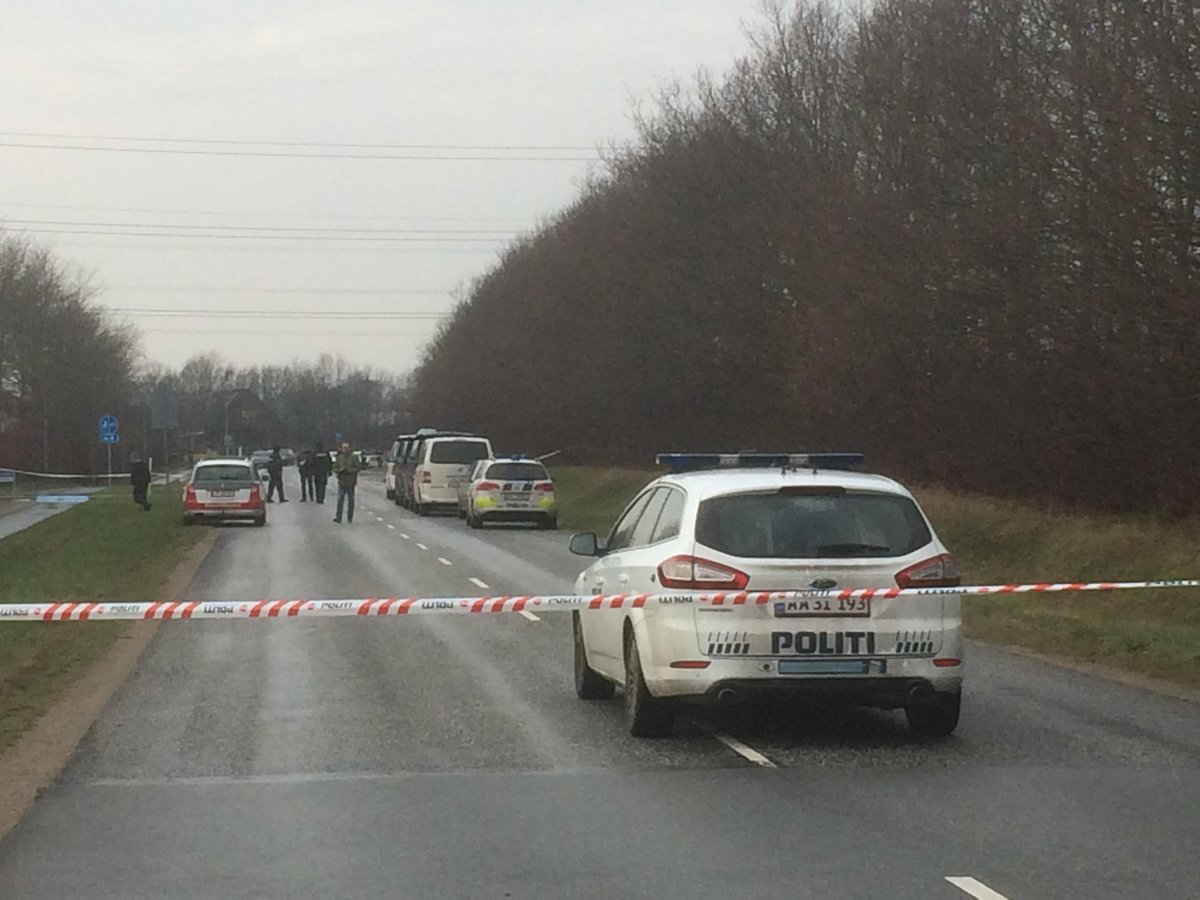 tv2newsdk's tweet photo. Reporter @WickieIversen er fremme i #Slangerup. Det samme er en hel del politi: http://t.co/DyovKwgL0Q http://t.co/FF6jF5iJMh
