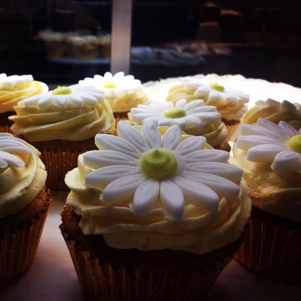 berlinfoodtour's tweet photo. Time for #sweet #cupcakes @cynthiabarcomi #foodies #barcomis #foodtour #berlin http://t.co/dQCQHuU500