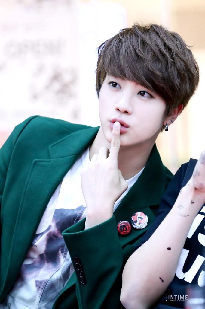 _Jintime's tweet photo. 141125 명동 팬싸인회  
굿나잇🌙✨
@BTS_twt #방탄소년단 #JIN #진
(http://t.co/EWMSH7TeWo) http://t.co/n8co9lJq0Y