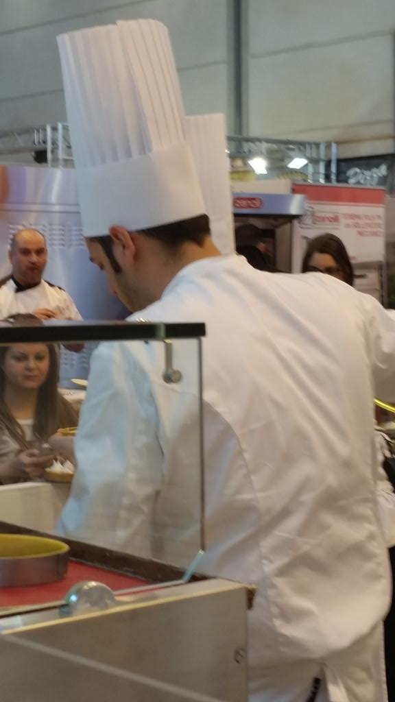 aziendainfiera's tweet photo. Lezione di pasta frolla! #ABtechexpo siamo qui ad imparare dai maestri italiani dell'arte bianca @Riminifieraspa http://t.co/wyLbZeuWJk