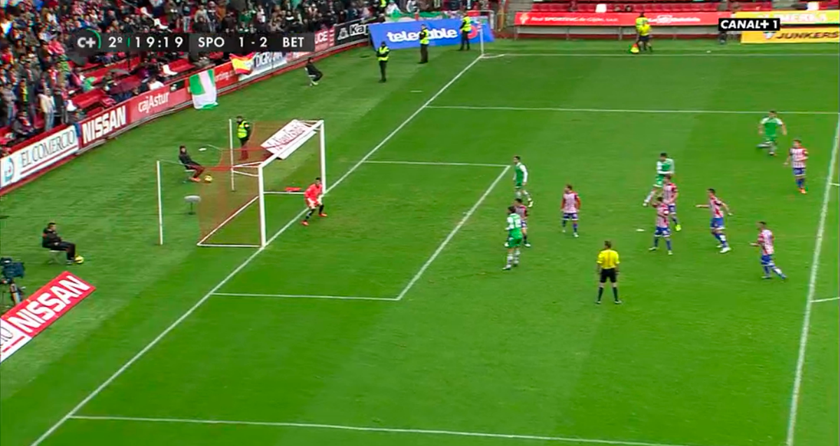 MPlusDeportes's tweet photo. Cuéllar sólo pudo mirar. Xavi Torres la reventó y da la vuelta al choque de El Molinón. http://t.co/WaZMNNReCR