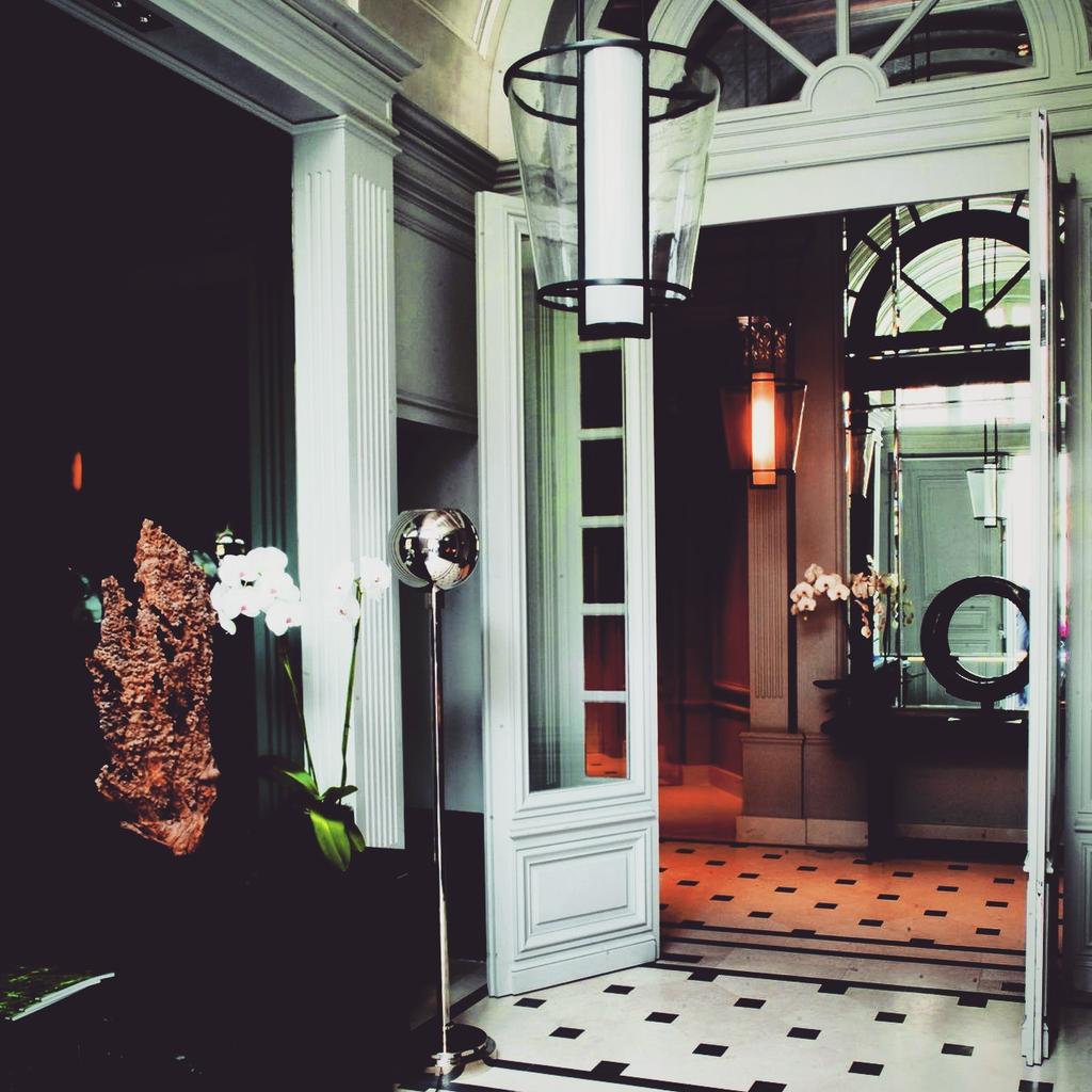 MoieLiving's tweet photo. Beautiful foyer illuminated by @kreillylighting #Lucerne hanging lights offer a warm welcome. http://t.co/ALmKICPUnN