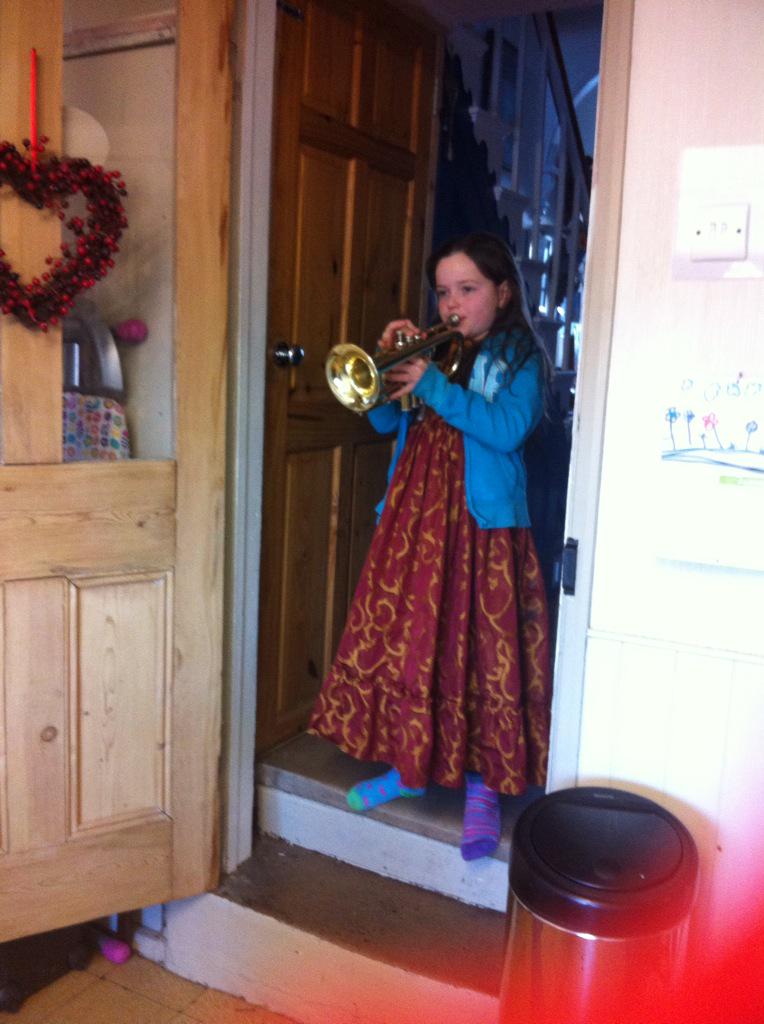 SophgsWaller's tweet photo. Reminds me of @YanaPenrose in #AChristmasCarol http://t.co/9syGQWyLqA