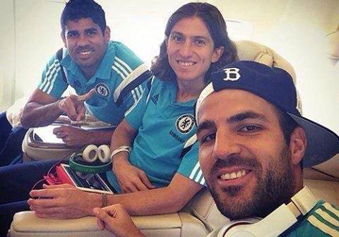 JonathanFowle10's tweet image. Cesc fabregas taking a selfie with his mum and dad