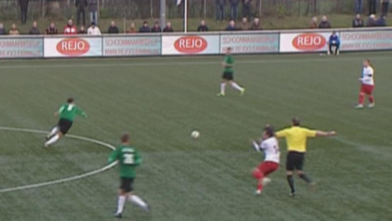 NOS's tweet photo. Onbedoeld geweld op het veld: scheids breekt de neus van een voetballer. We hebben video: http://t.co/4FQzb0ZWpY http://t.co/2FC2QbIGpZ
