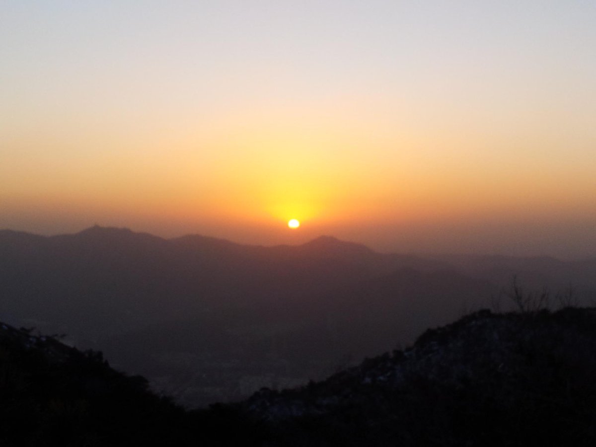 1004's tweet photo. 뒤늦게 올리는 새해 일출 사진. 무엇보다 한류@@ 화이팅!... http://t.co/xZwM2UStQd