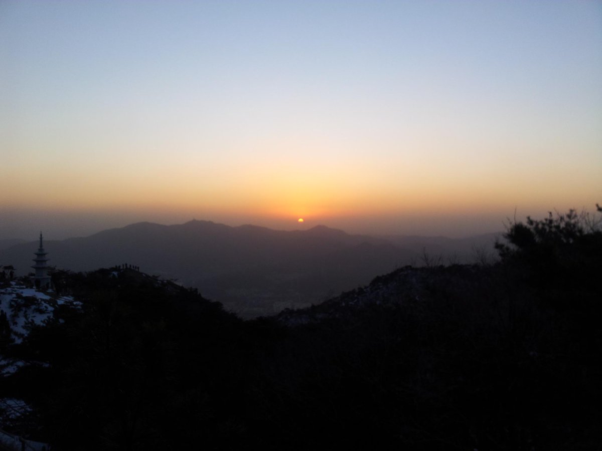 1004's tweet photo. 뒤늦게 올리는 새해 일출 사진. 무엇보다 한류@@ 화이팅!... http://t.co/xZwM2UStQd