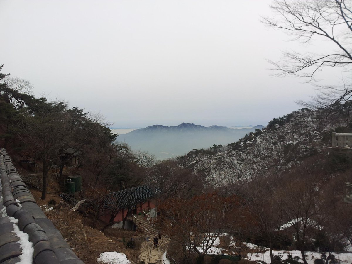 1004's tweet photo. 1월 14일. 관악산 연주암에서 바라본... 구름속의 청계산 모습. 여기서도 운해를 볼 수 있다니... 새해 일출 이후 가장 멋진 풍경이었음. http://t.co/tGEZ7g8uFP
