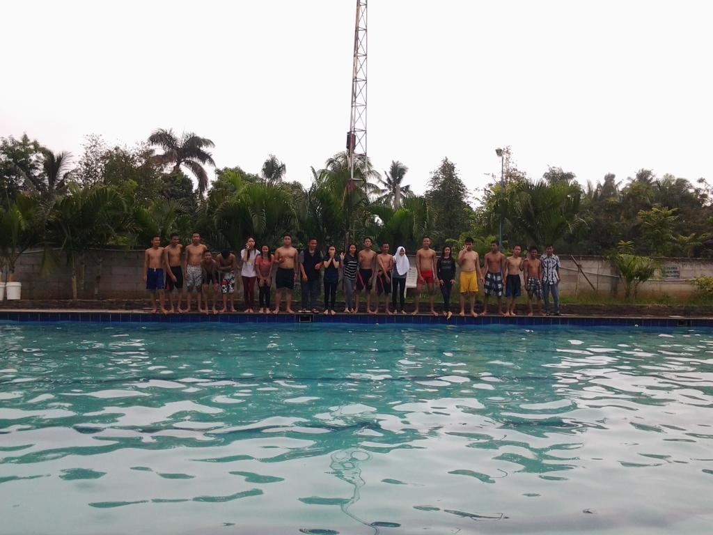 andriansyahpp's tweet photo. Swimming Day 2 w/ @MultimediaEmpat + @piyong23 @karinnnnnaa @TamaraIw @chikaalifiah @_AnggaPrayudha_ http://t.co/bygYfmNsrQ