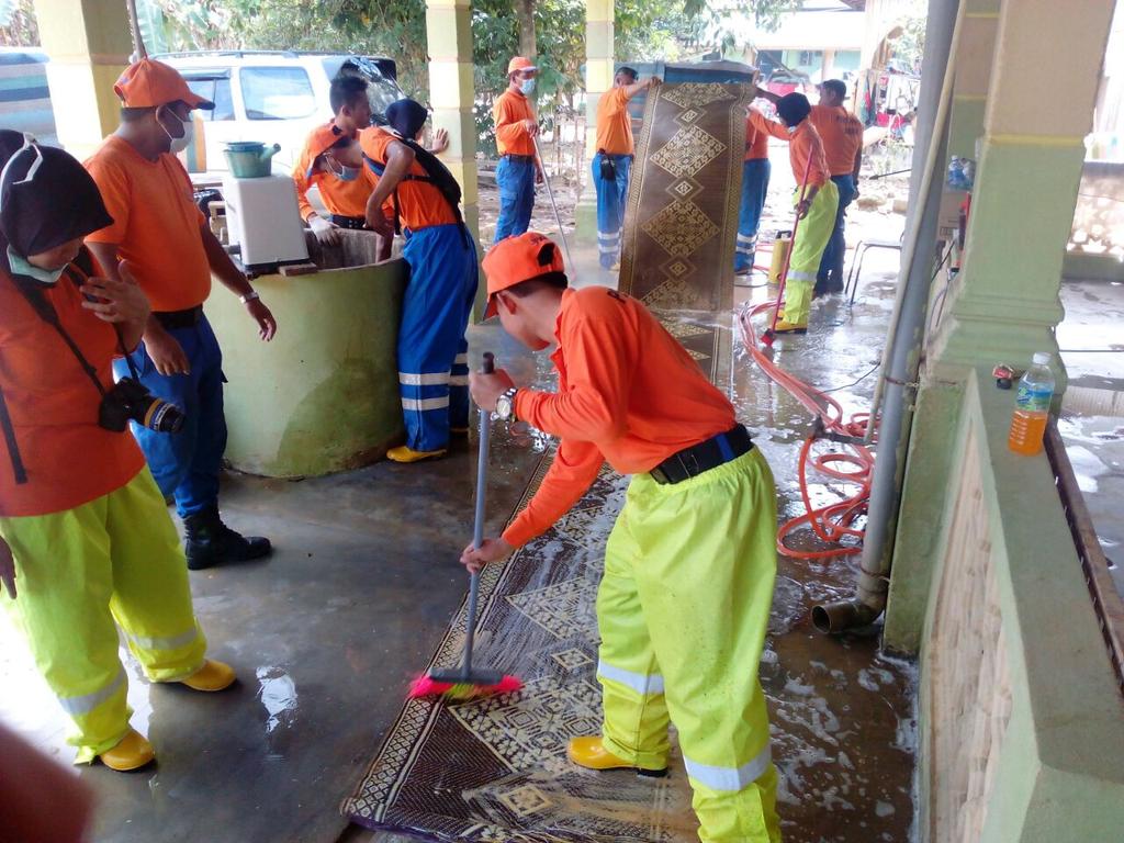 ERCBentong's tweet photo. #pascabanjir #opscuci @jpamwp bntu 3 lokasi
Msjid Temangan,Kg Padang,Surau Kg Chekok, Temangan @Zahid_Hamidi @kpjpam http://t.co/gSpHPOGltk