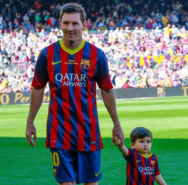 Shahrat_13's tweet photo. This is picture when messi win he bring his son http://t.co/ZOM35x8UdS