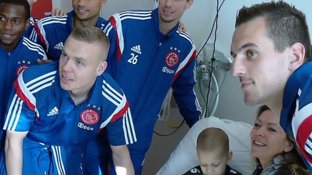 Ajaxshowtimecom's tweet photo. 'Ging langs bij te vroeg geboren kinderen' : http://t.co/QUF9DGLzhO #ajaxshowtime #ajax http://t.co/uODH1Jt6xK
