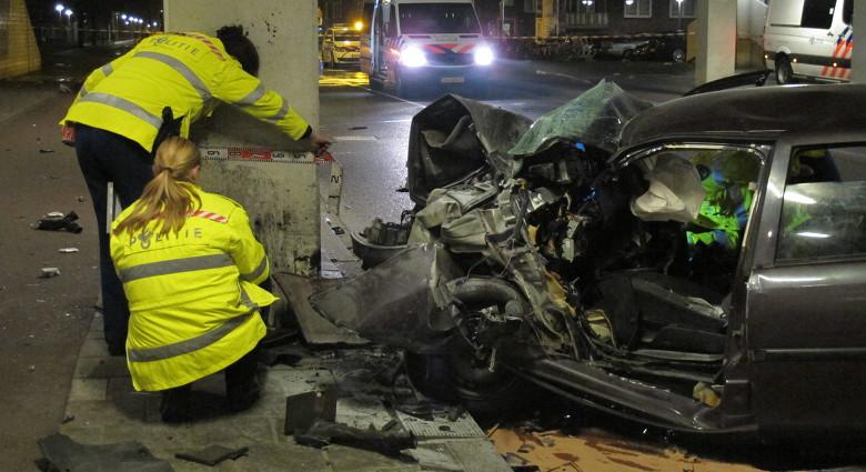 AT5's tweet photo. Heldhaftige omstander redt beknelde bestuurder in brandende auto http://t.co/r1CE3VM7dU http://t.co/uMdtD0bV3f